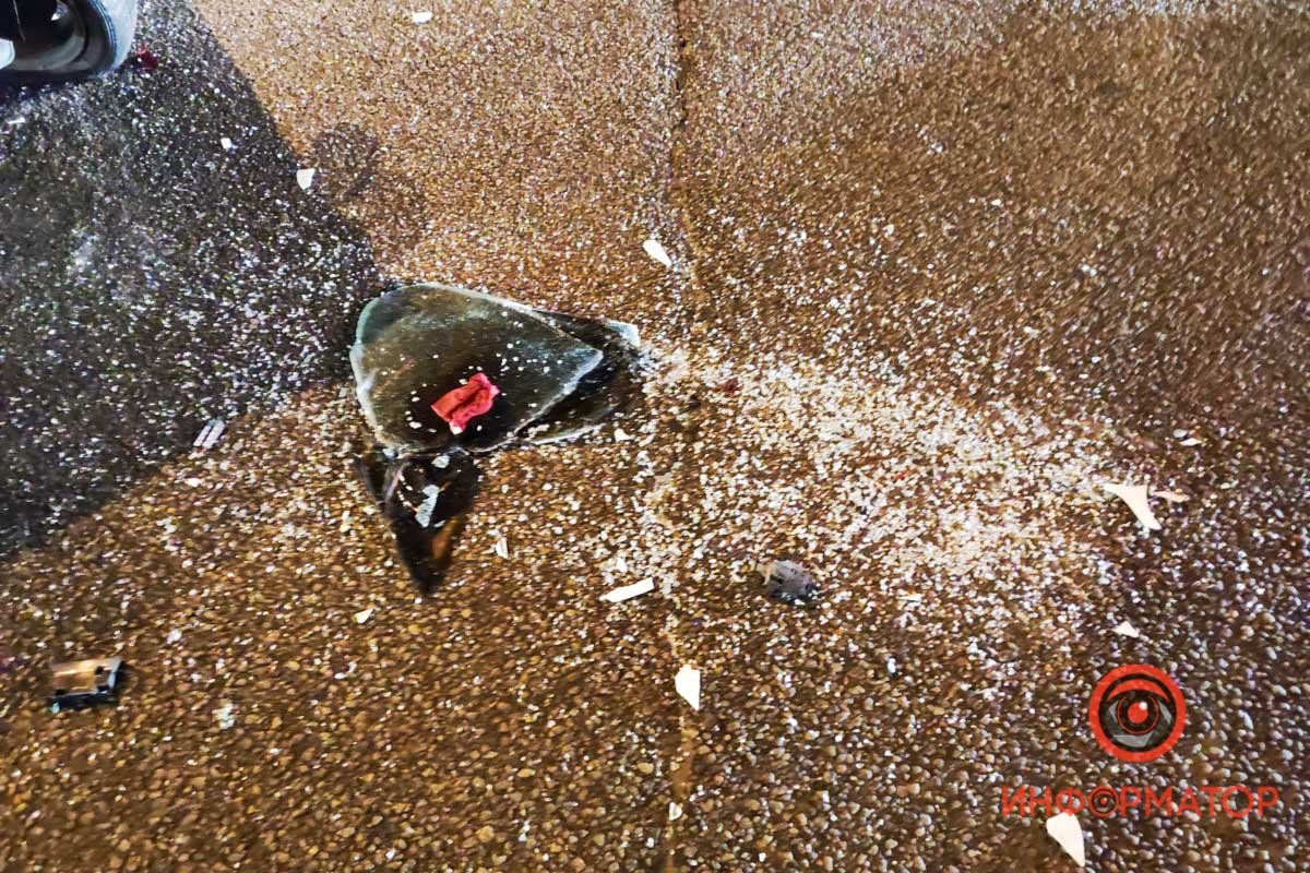 Будьте осторожны, на дороге обломки и стекла от автомобилей