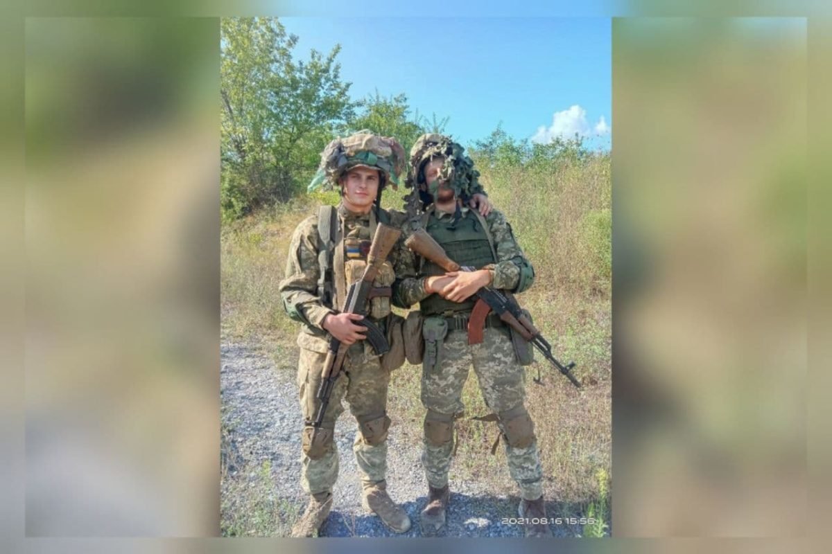 Валерий (слева) рядом с побратимом Валерий (слева) рядом с побратимом