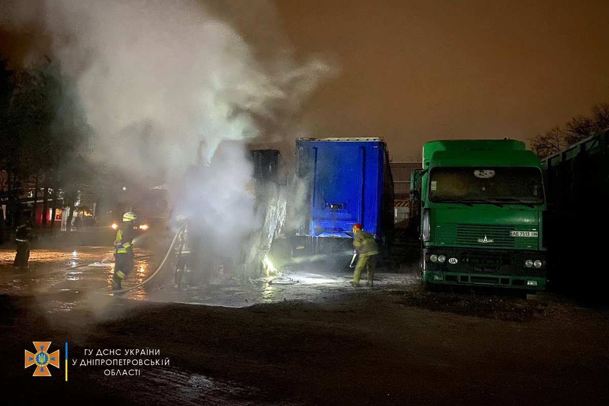В Днепре на СТО сгорела фура Renault 5