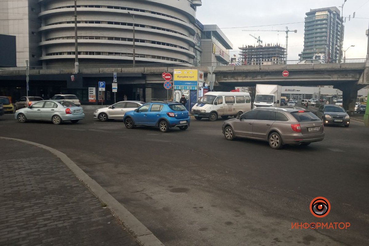 Здесь столкнулись Mitsubishi Lancer и 238-ая маршрутка Здесь столкнулись Mitsubishi Lancer и 238-ая маршрутка