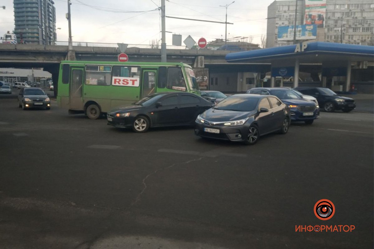 Из-за ДТП образовалась большая пробка на съезде с Центрального моста, а также на улицу Ломаную Из-за ДТП образовалась большая пробка на съезде с Центрального моста, а также на улицу Ломаную