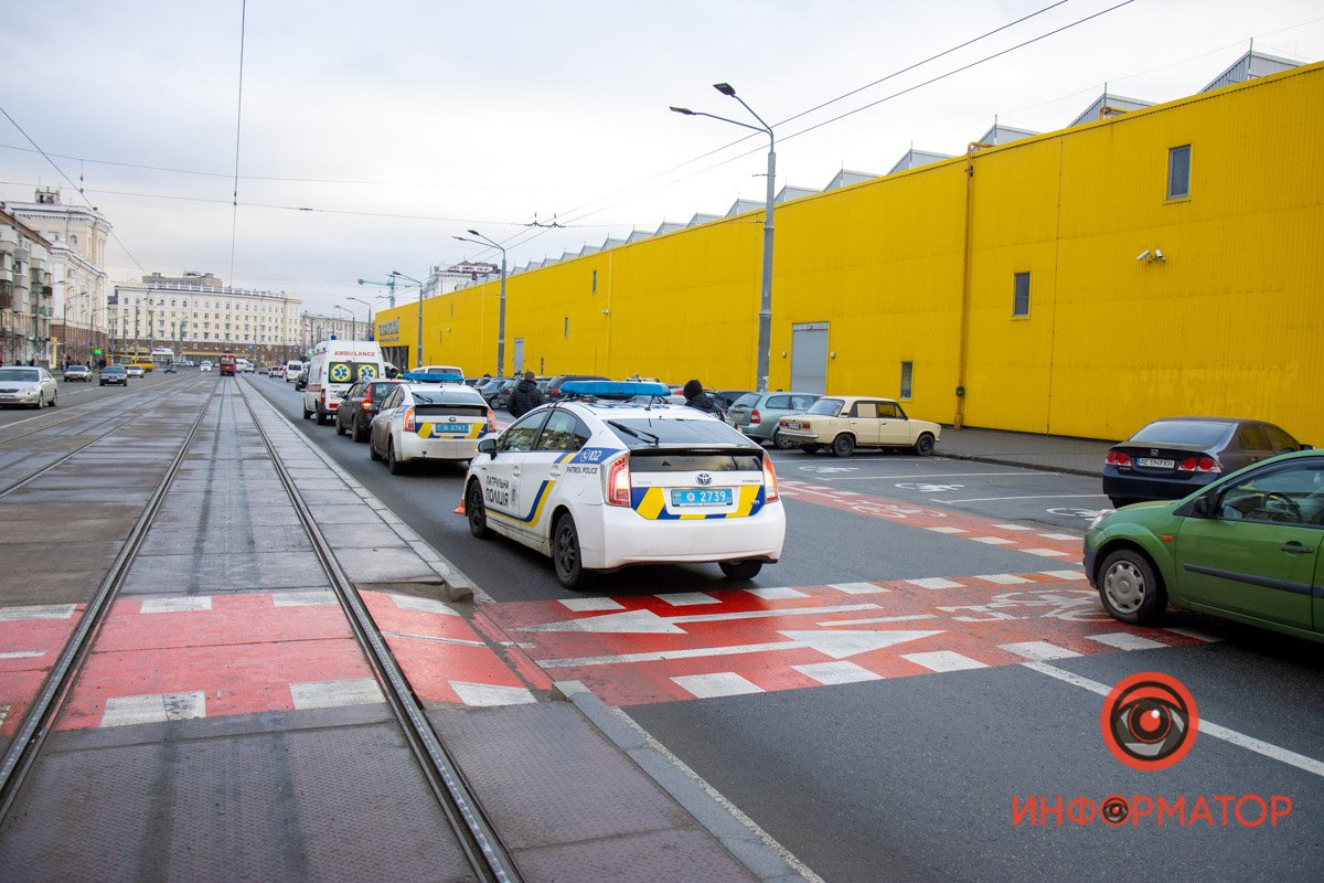 Мужчина перебегал дорогу