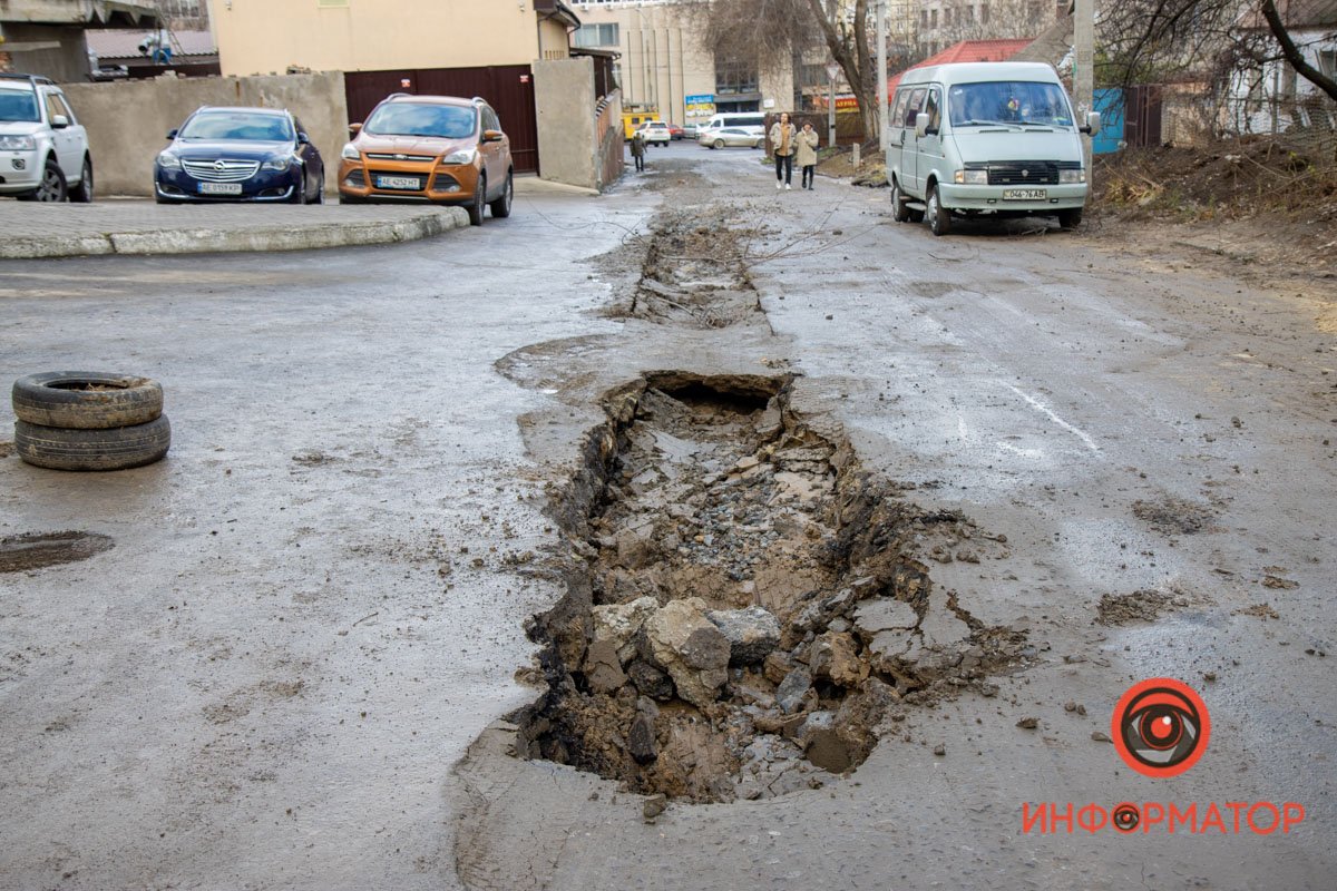 Грузовики двигались по улице с противоположных сторон и провалились под асфальт Грузовики двигались по улице с противоположных сторон и провалились под асфальт