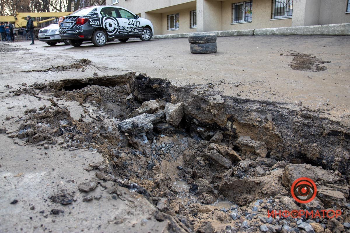 Аварийные службы уже достали машины Аварийные службы уже достали машины