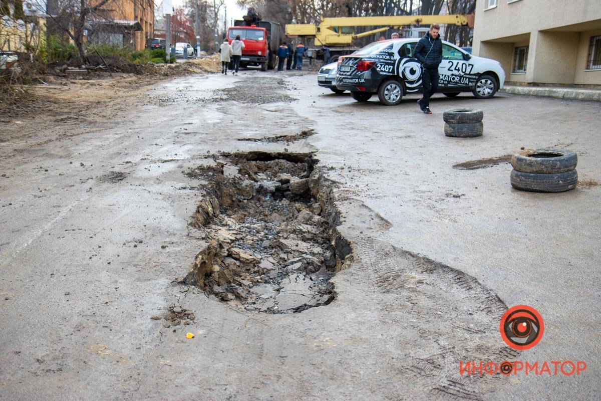 Но на дороге образовались глубокие ямы Но на дороге образовались глубокие ямы