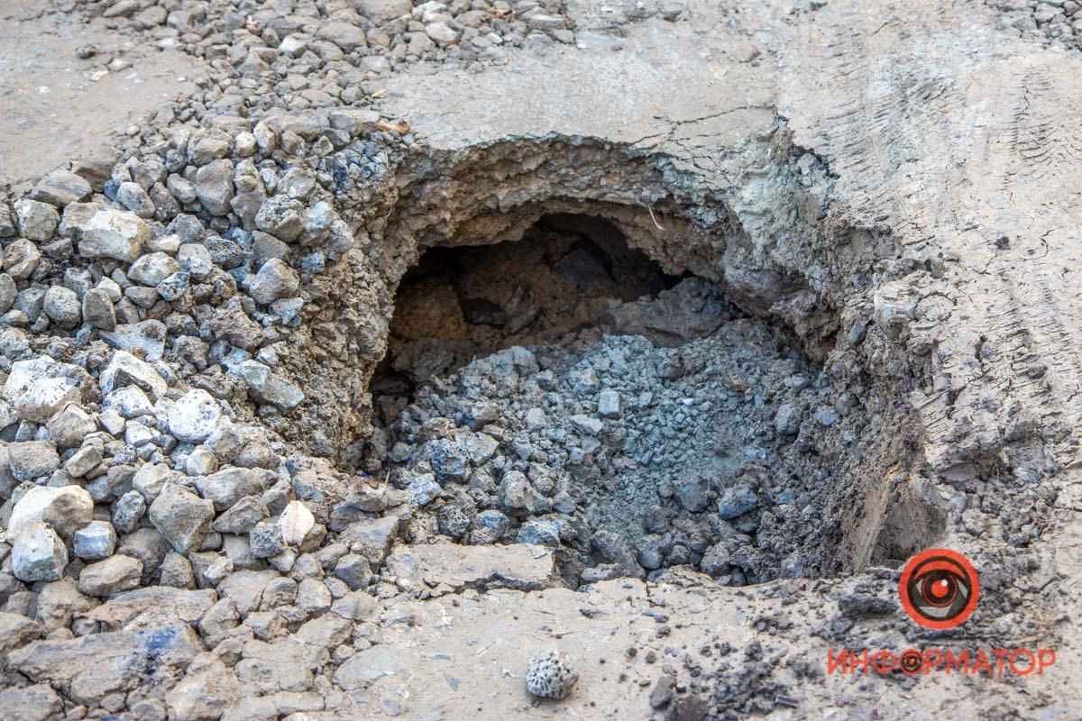 После того как достали грузовик, образовалась яма После того как достали грузовик, образовалась яма