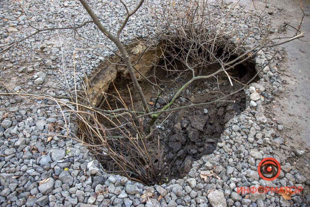 Яма примерно пол метра глубиной Яма примерно пол метра глубиной