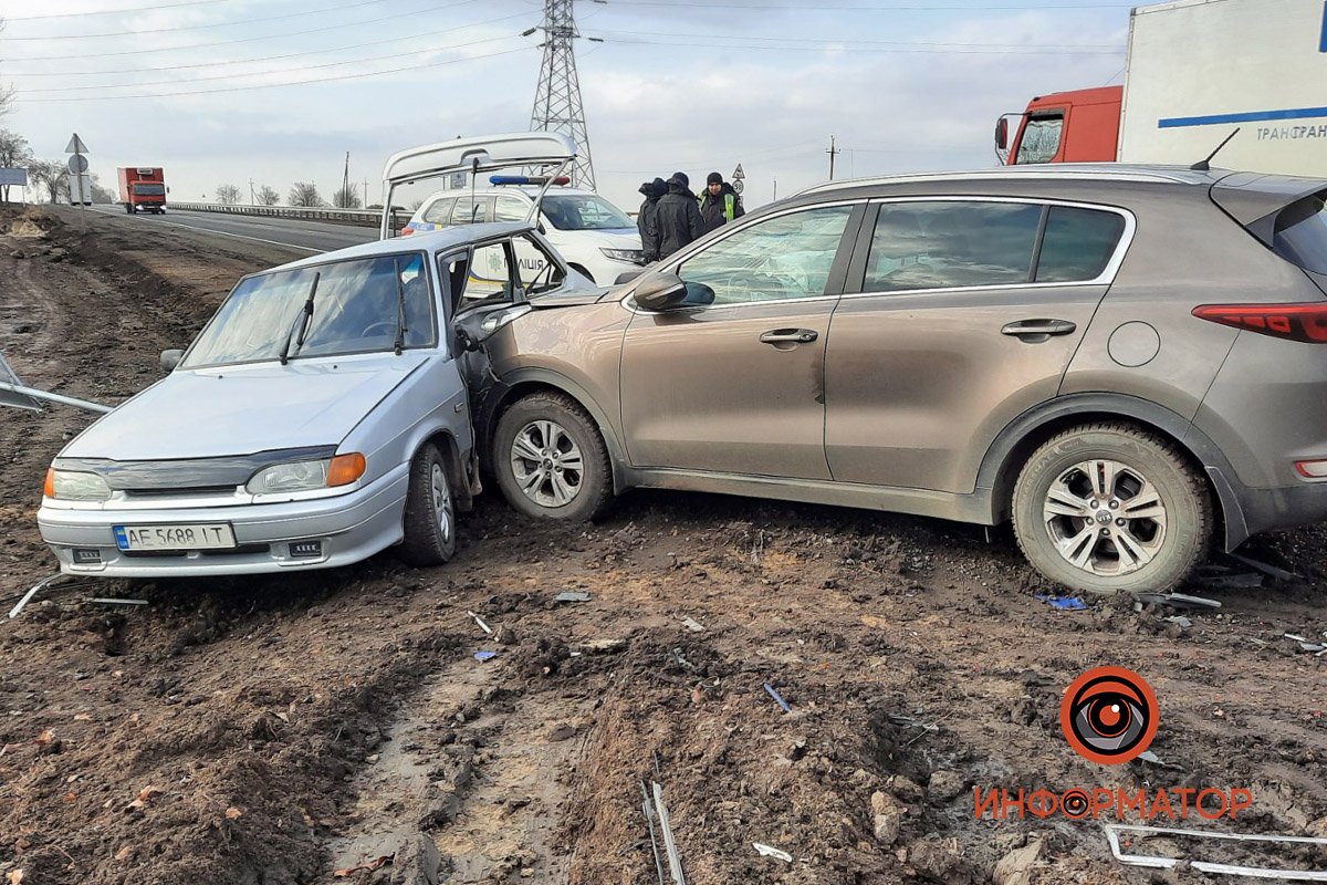 Вчера яйца, сегодня зерно: в Днепропетровской области на трассе столкнулись Kia и ВАЗ, по дороге рассыпалась кукуруза 2