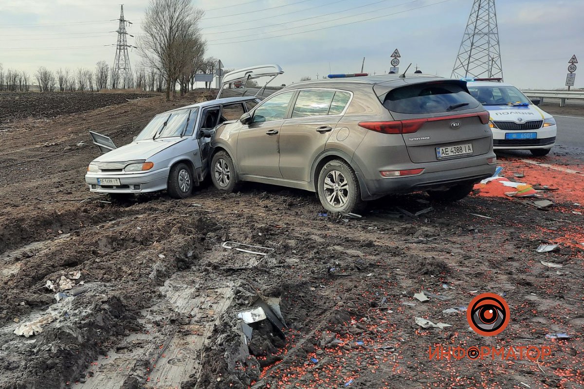 Вчера яйца, сегодня зерно: в Днепропетровской области на трассе столкнулись Kia и ВАЗ, по дороге рассыпалась кукуруза 4