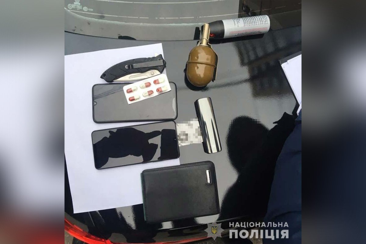 Также у задержанных изъяли гранаты и другие вещественные доказательства Также у задержанных изъяли гранаты и другие вещественные доказательства