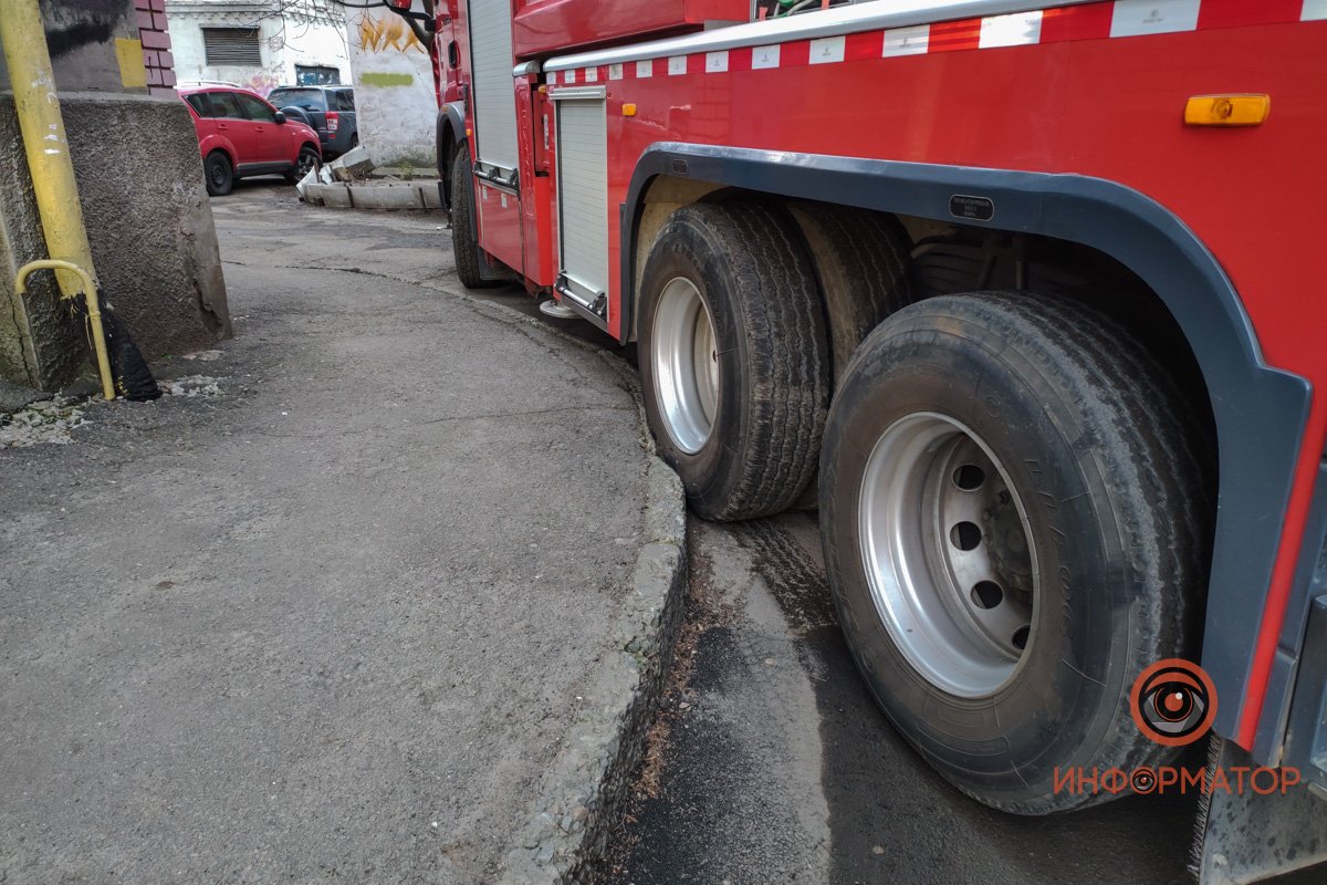 Автолестница не смогла заехать во двор