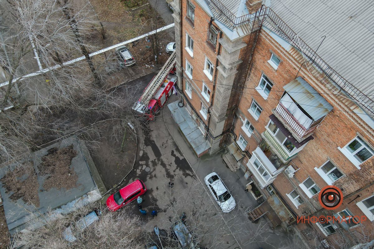 Соседи выражают свое недовольство, потому что, машины не только не дают заехать пожарным, но и мешают свободно передвигаться во дворах.