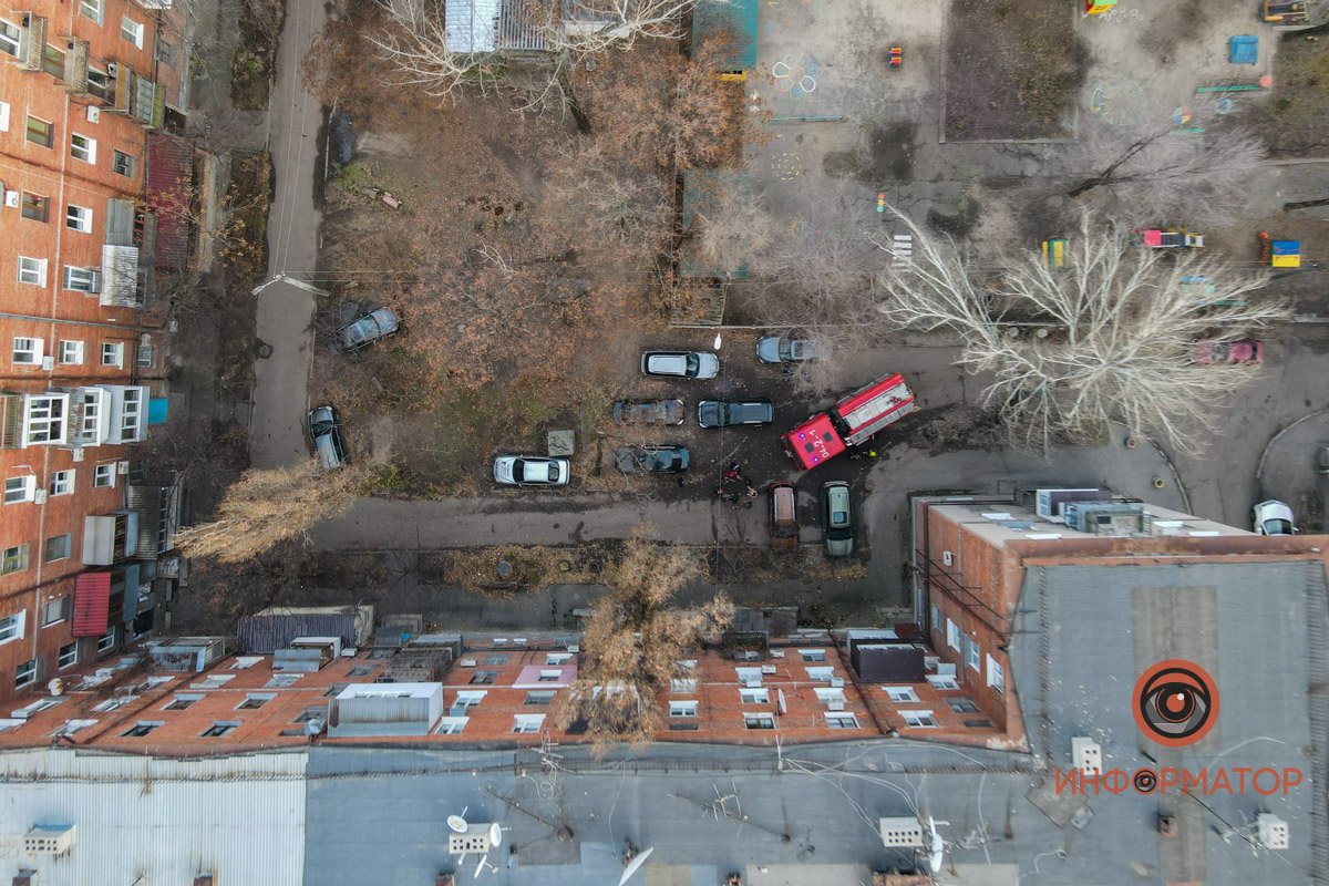 Здесь можно детально увидеть, как машины мешают проезду пожарной техники