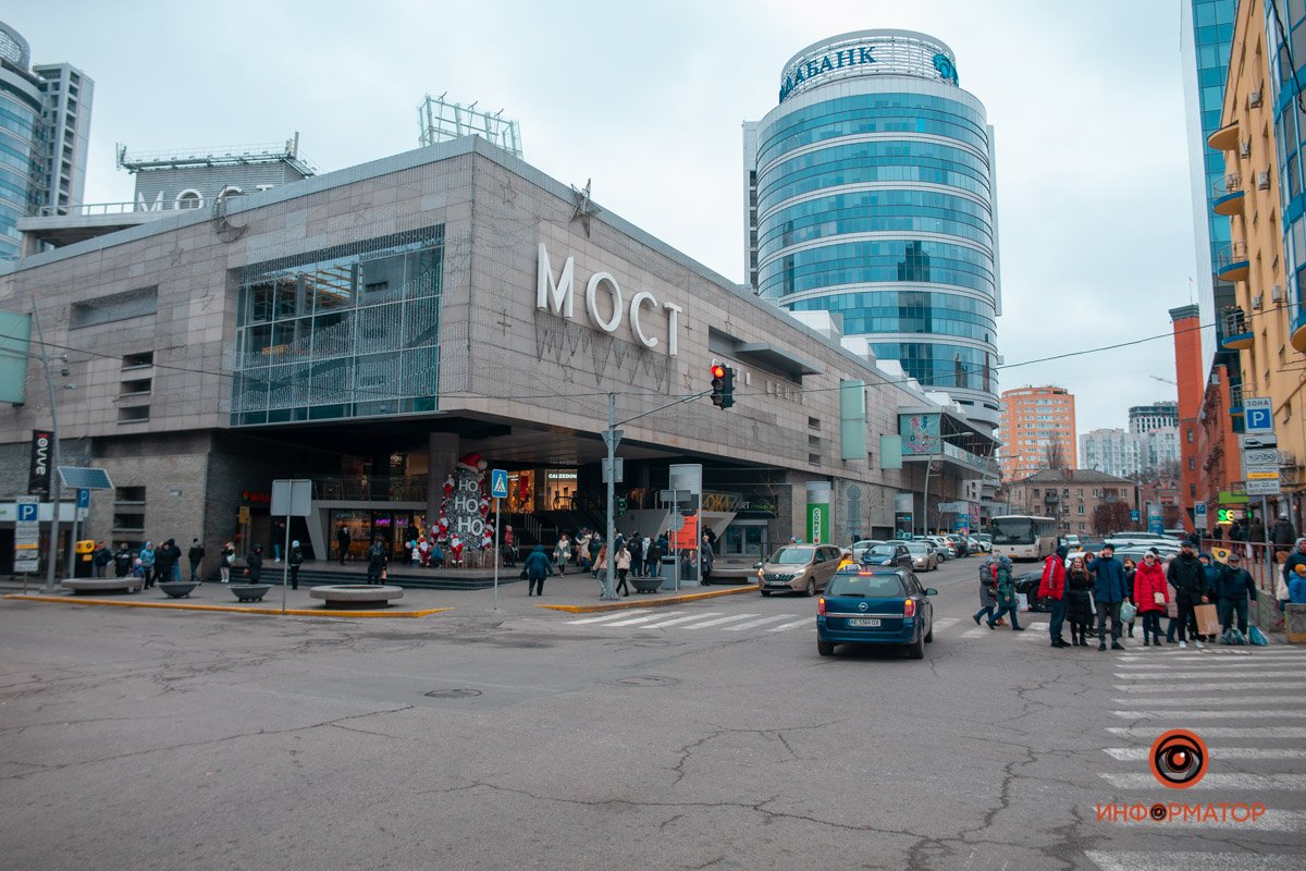 В Днепре возле «МОСТ-Сити» поставили елочку В Днепре возле «МОСТ-Сити» поставили елочку