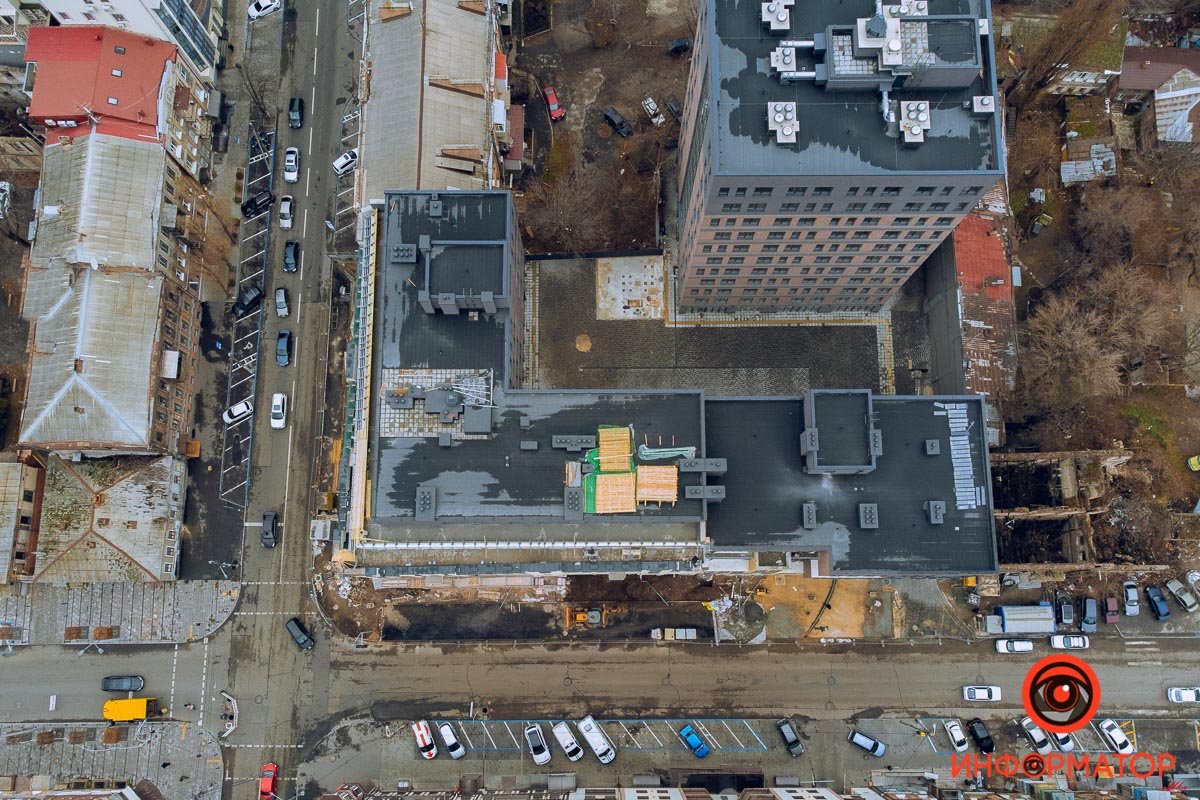 За историческим зданием появилась высотка