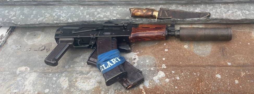 Автомат Калашникова с глушителем, два магазина к нему, а также нож