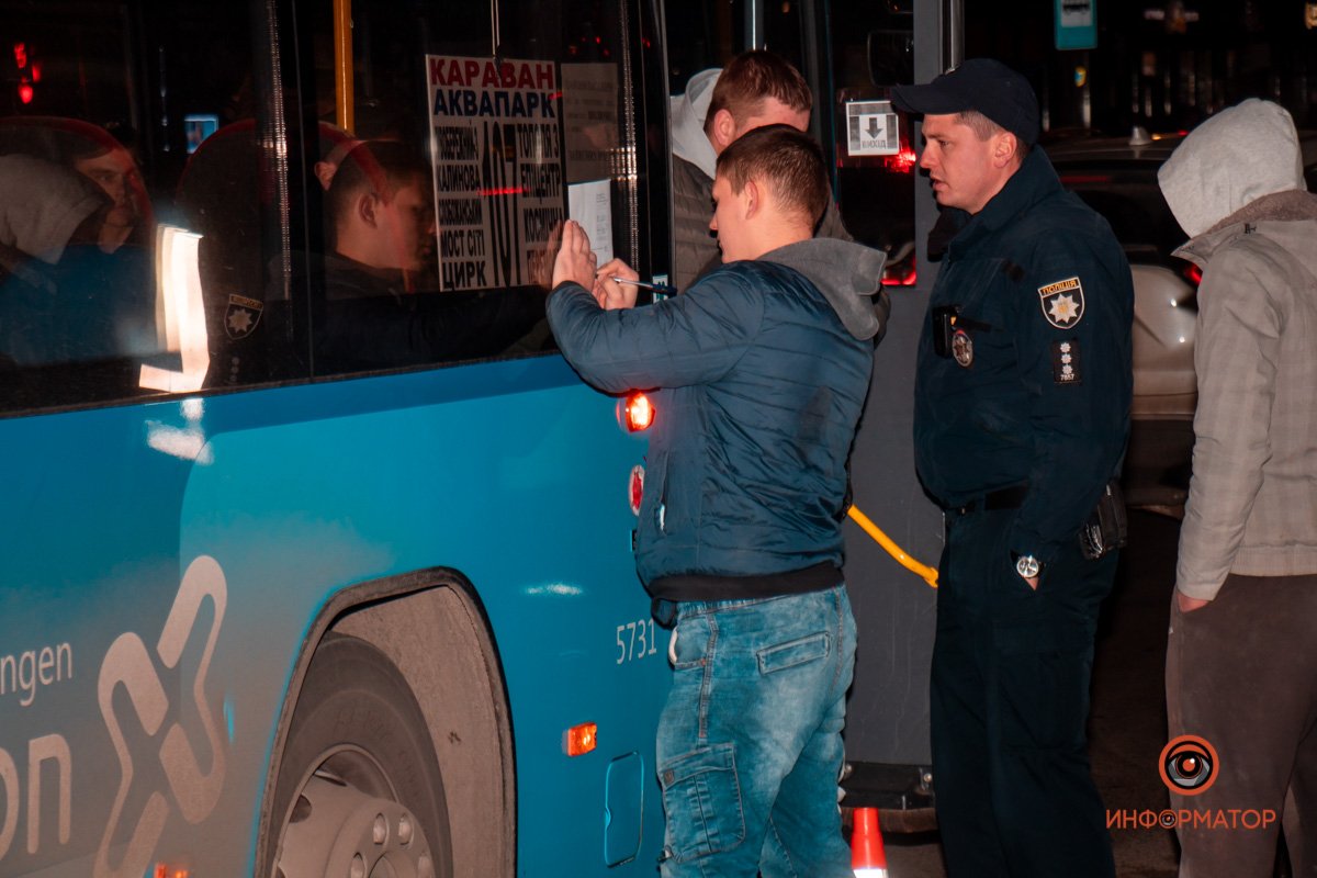 Пассажиры автобуса почувствовали резкое торможение Пассажиры автобуса почувствовали резкое торможение