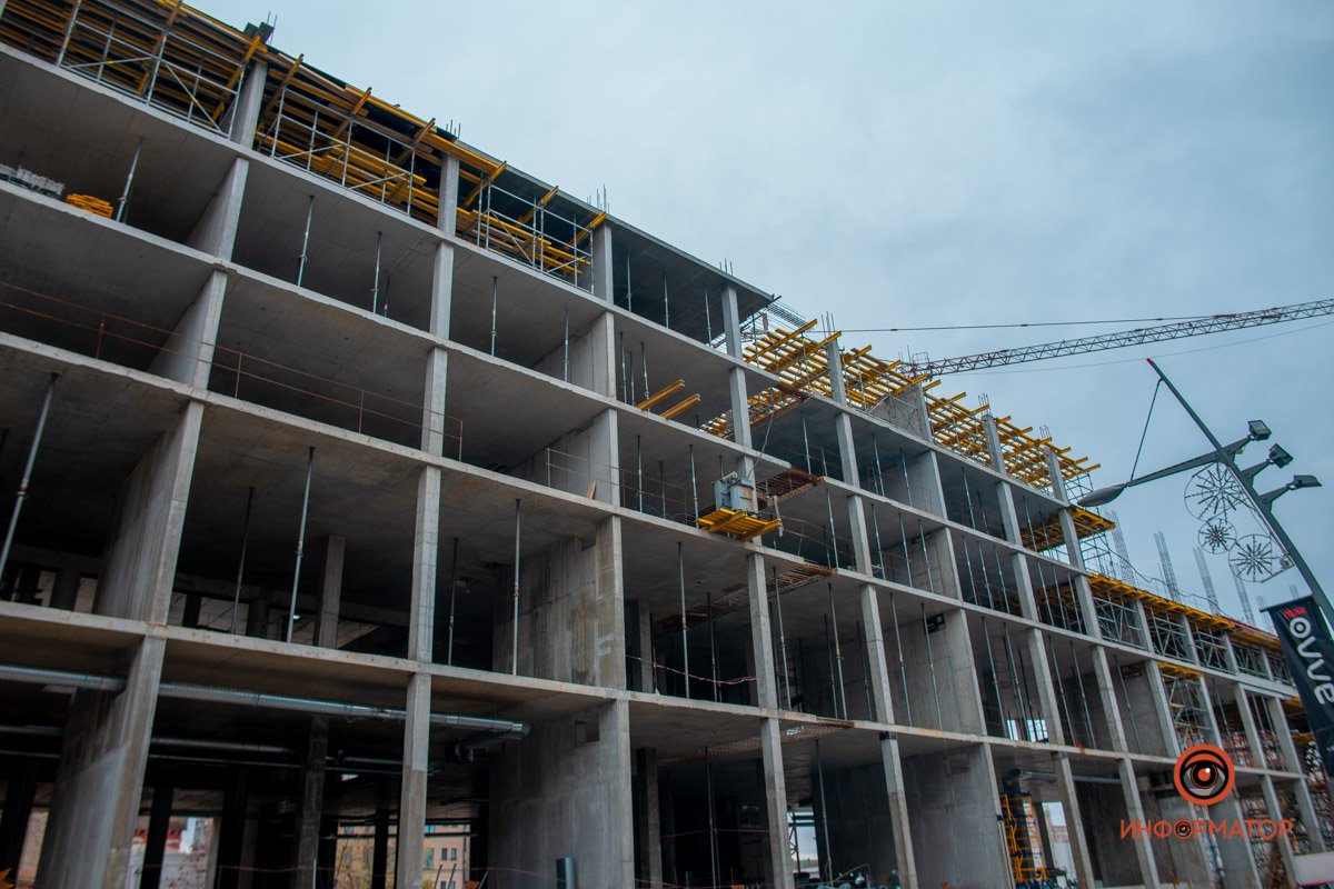 На месте будущего ТЦ работает много техники 