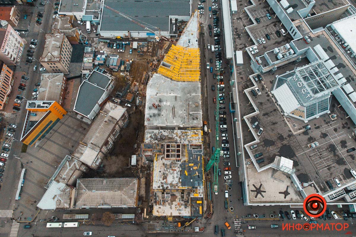 Свое название ТДЦ получил из-за того, что находится на пересечении улиц Харьковская и Глинки 