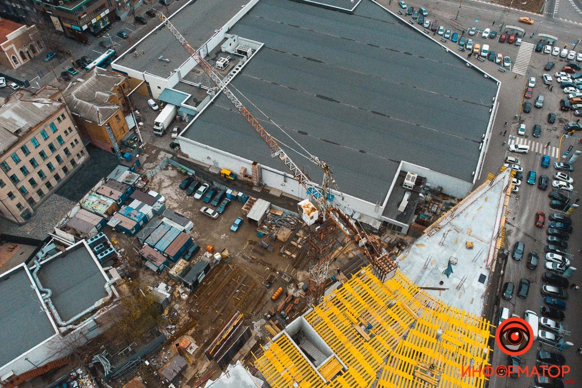 На первых трех этажах здания будут бутики и развлечения 