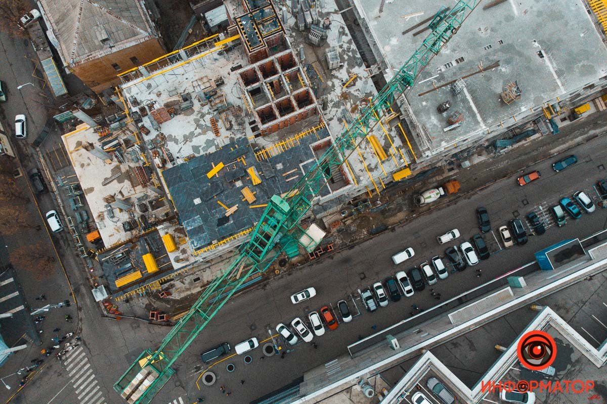 Здание будет сразу видно на въезде на правый берег города 