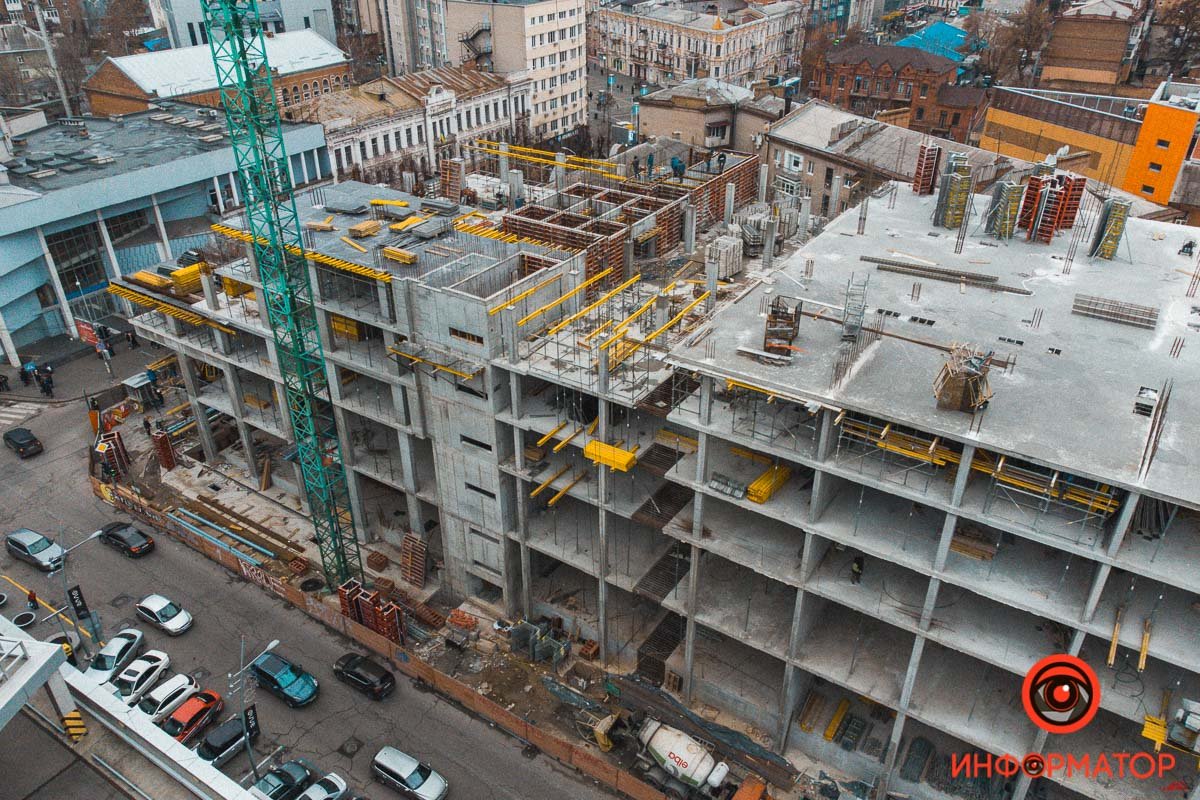 На фото можно увидеть рабочих и стройматериалы 