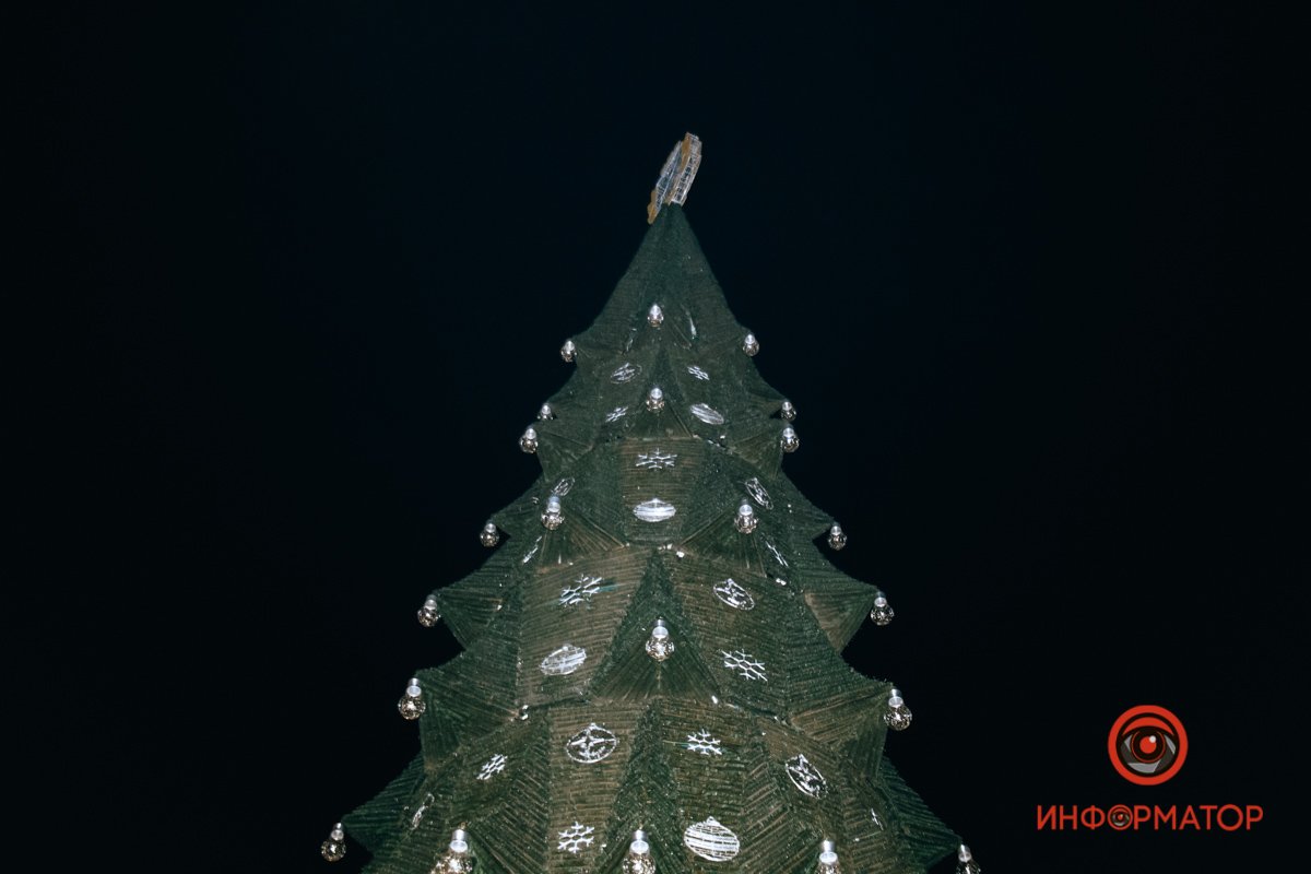 Символ года будет ярким, ведь все игрушки светятся