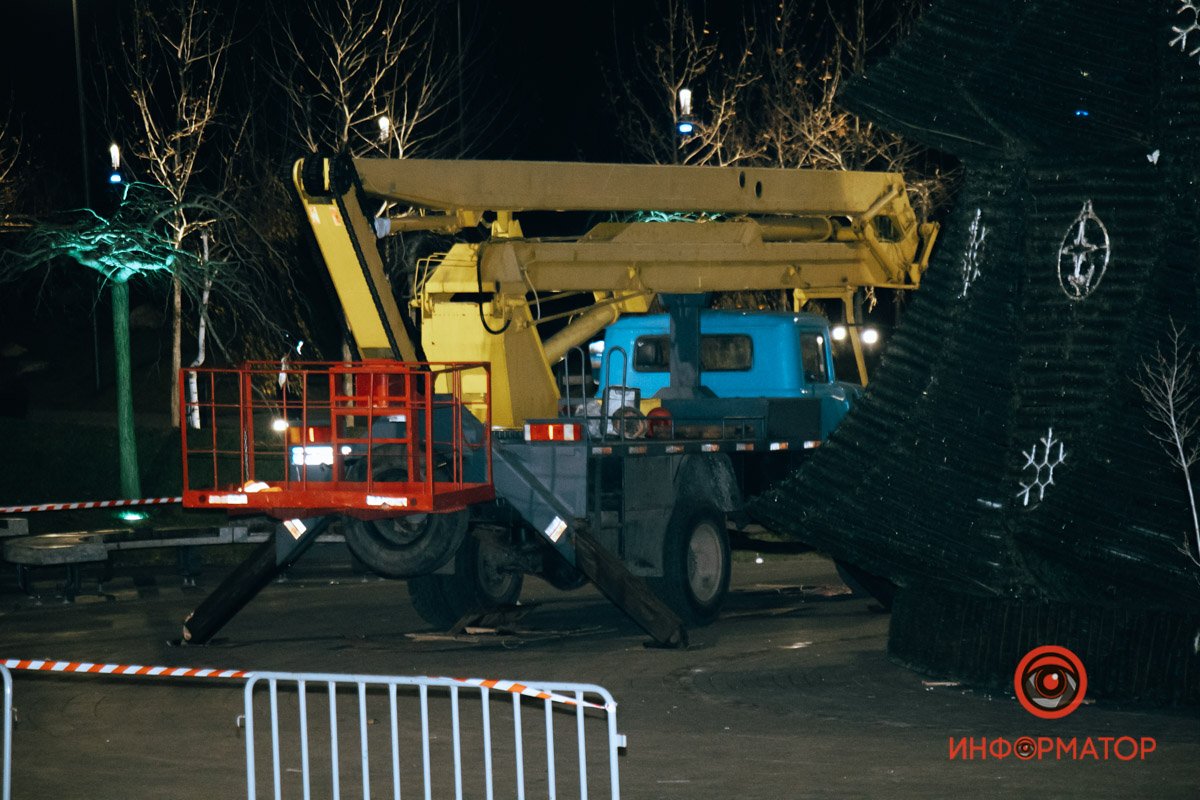 Вешают игрушки