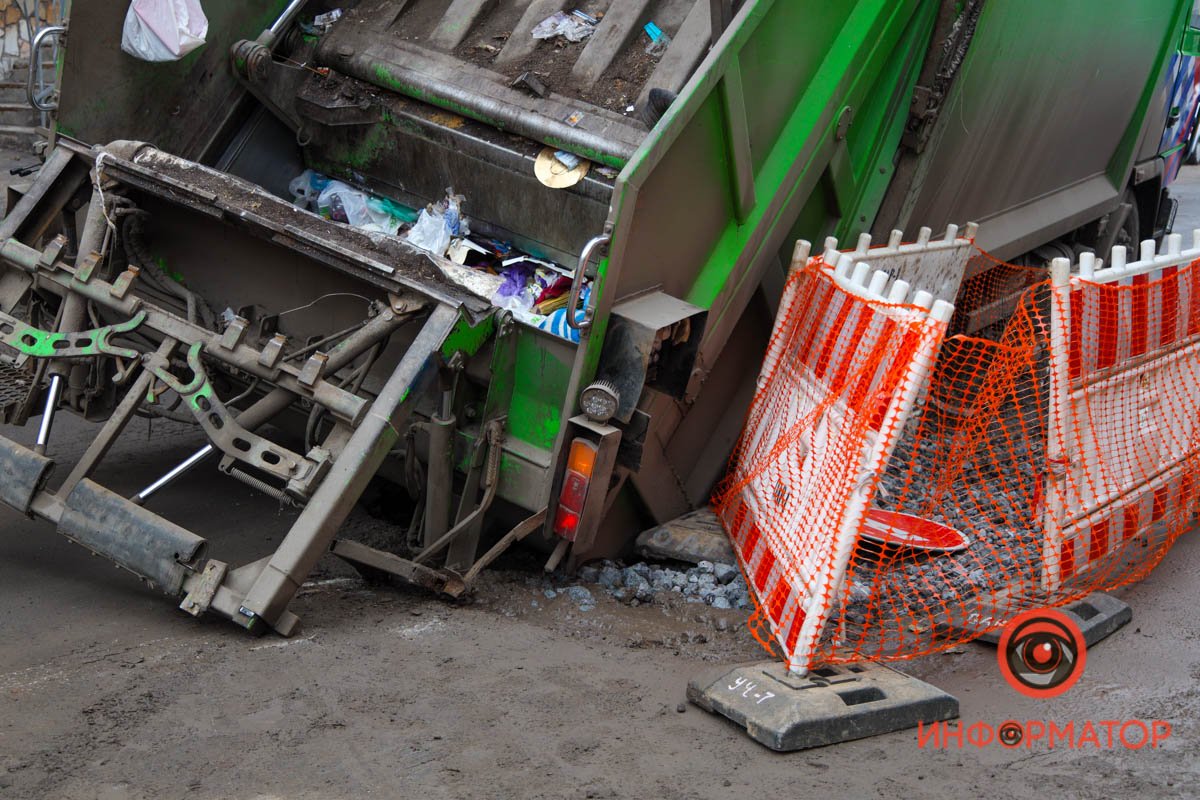 Колесо ушло под асфальт Колесо ушло под асфальт