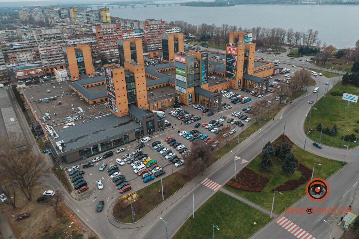 В Днепре возле "Вавилона" поставили новогоднюю елку 1