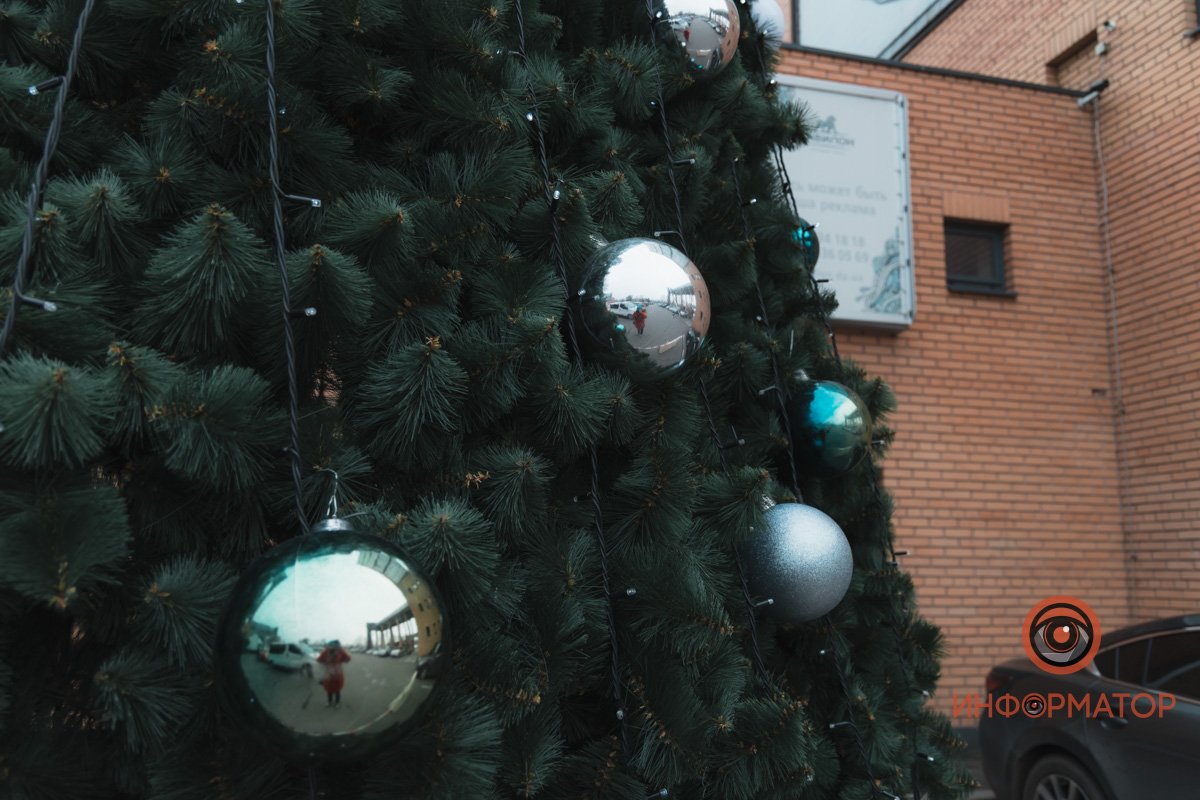 В Днепре возле "Вавилона" поставили новогоднюю елку 2