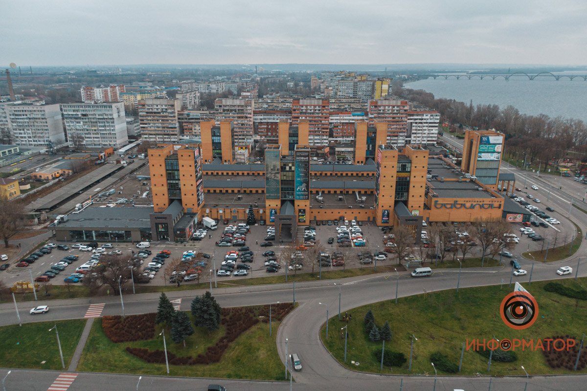 В Днепре возле "Вавилона" поставили новогоднюю елку 4