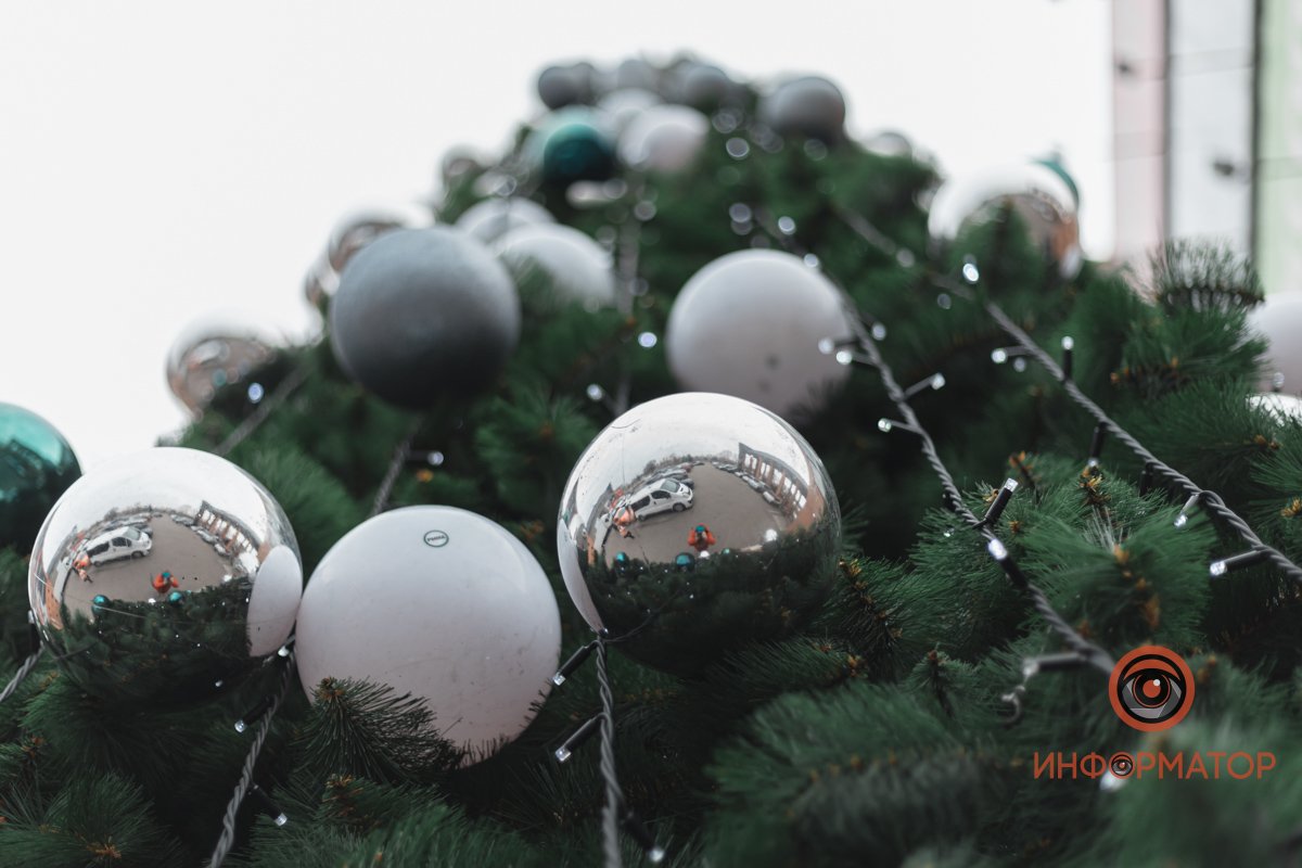 В Днепре возле "Вавилона" поставили новогоднюю елку 5