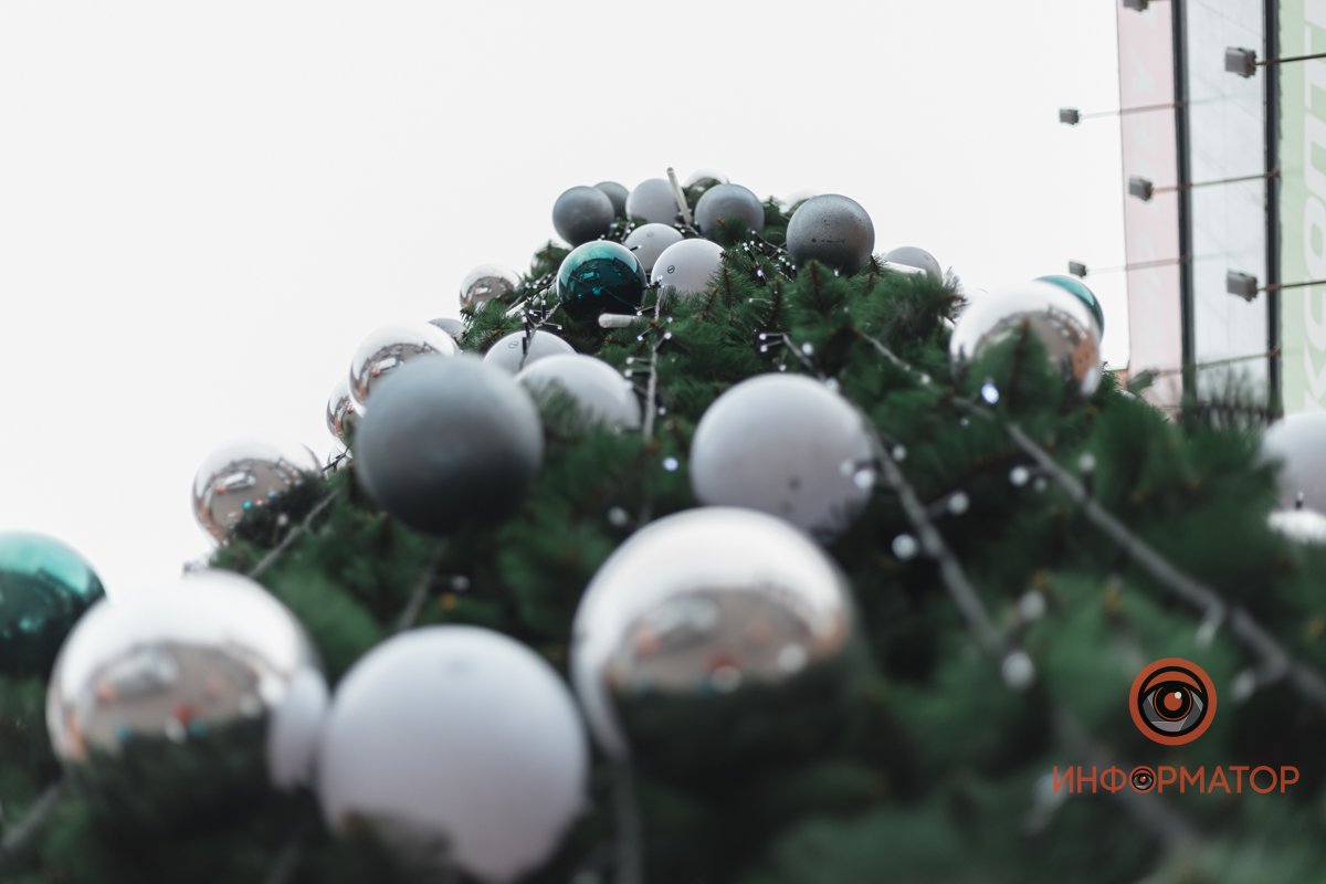 В Днепре возле "Вавилона" поставили новогоднюю елку 6
