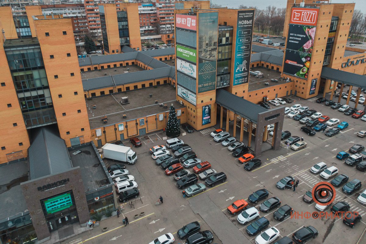 В Днепре возле "Вавилона" поставили новогоднюю елку 7