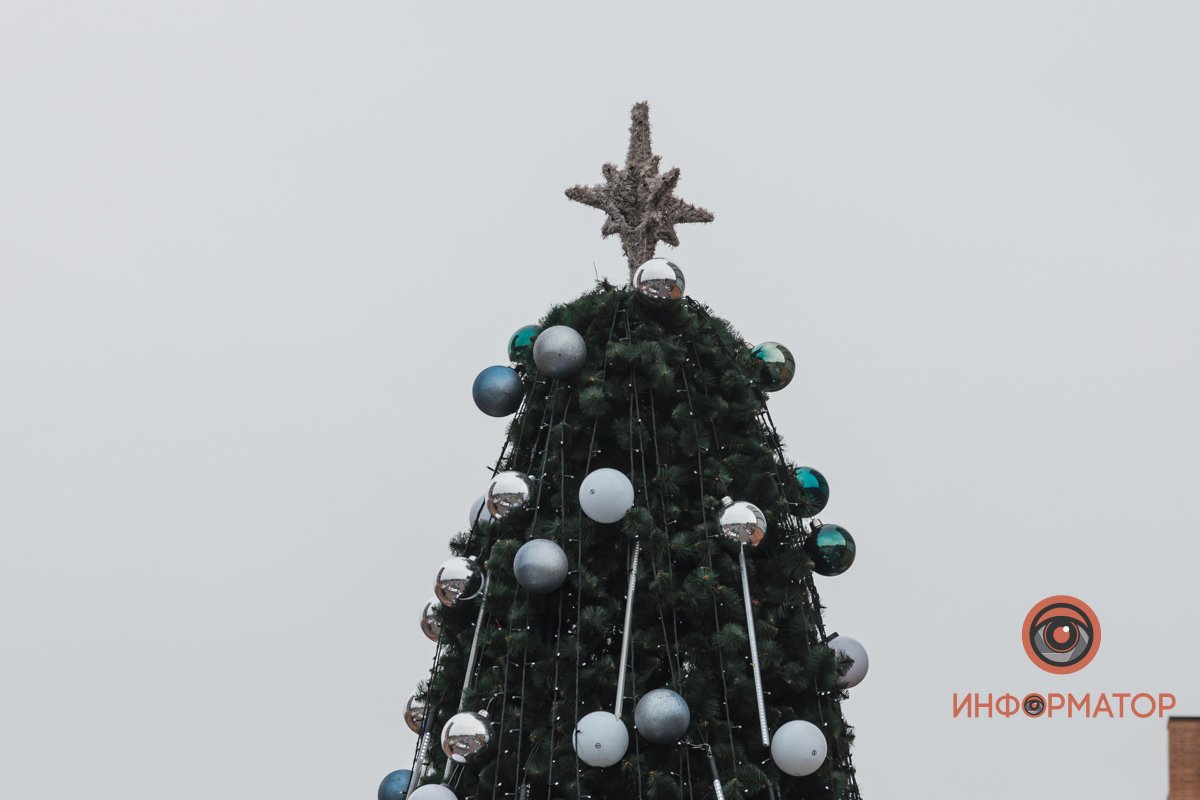 В Днепре возле "Вавилона" поставили новогоднюю елку 11