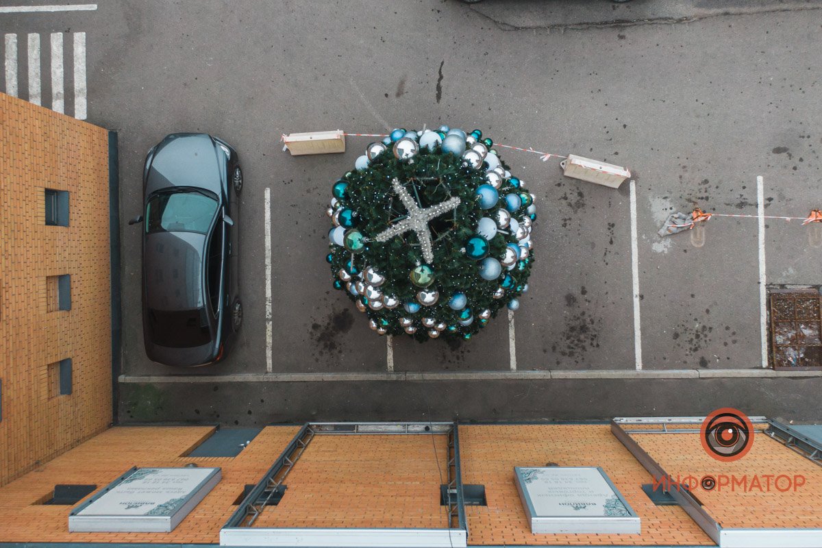 В Днепре возле "Вавилона" поставили новогоднюю елку 12