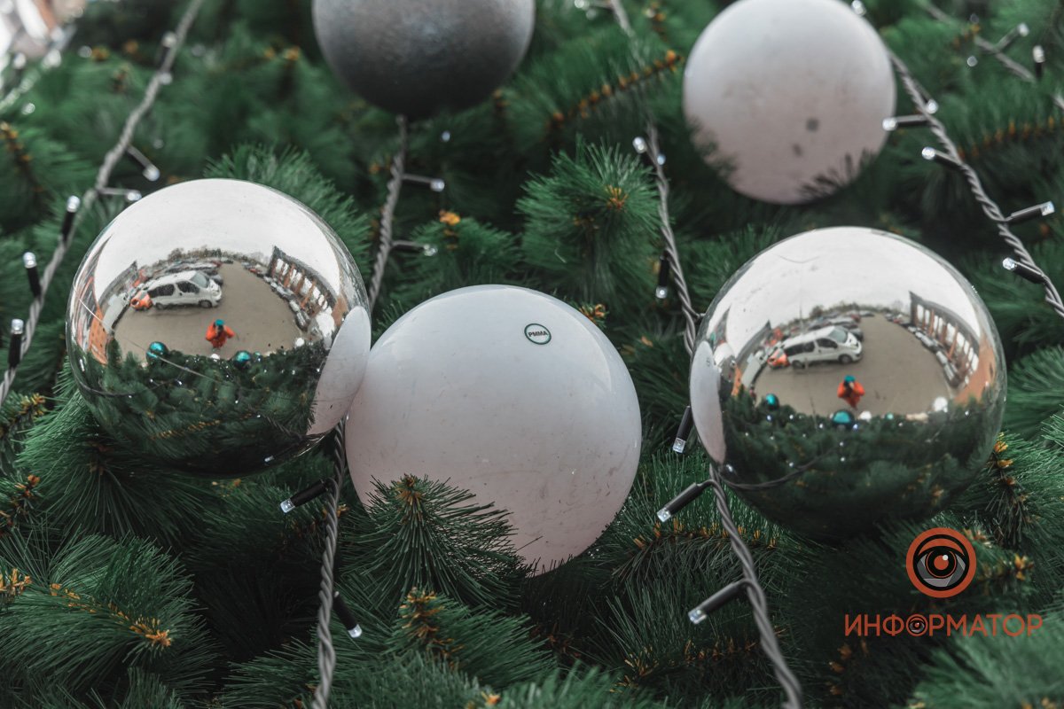 В Днепре возле "Вавилона" поставили новогоднюю елку 14