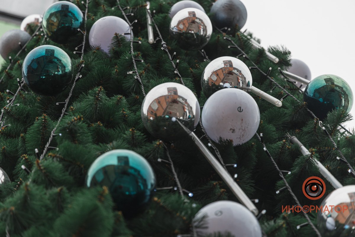 В Днепре возле "Вавилона" поставили новогоднюю елку 17