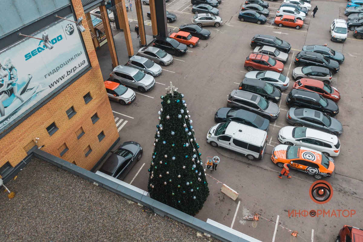 В Днепре возле "Вавилона" поставили новогоднюю елку 18