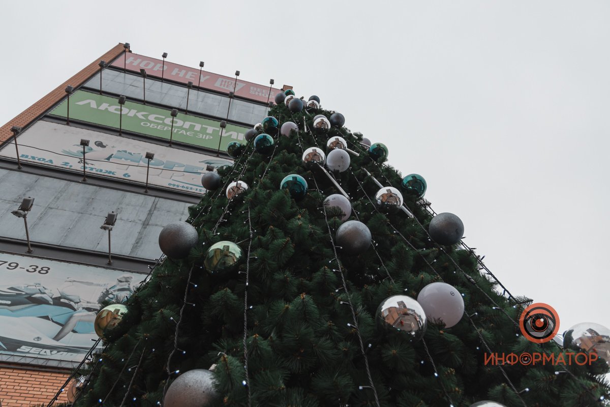 В Днепре возле "Вавилона" поставили новогоднюю елку 19