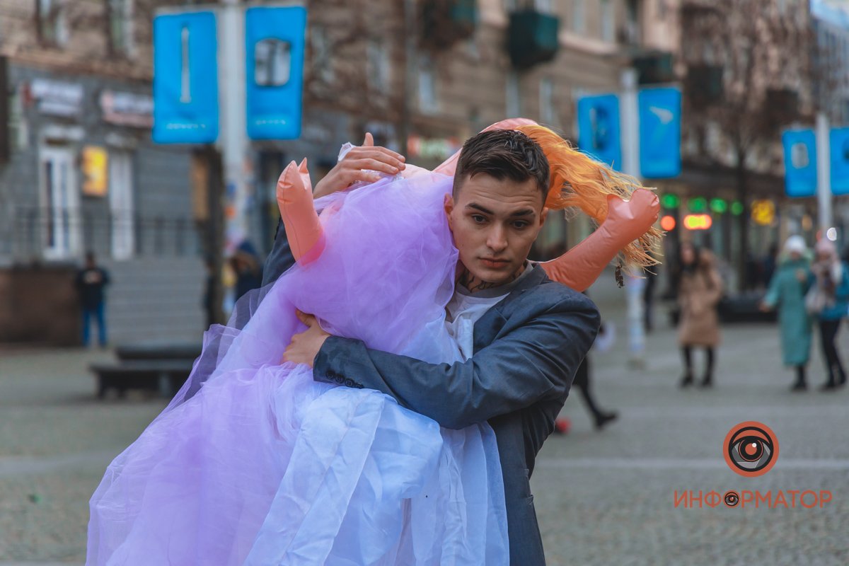 В центре Днепра парень "женился" на резиновой кукле 1