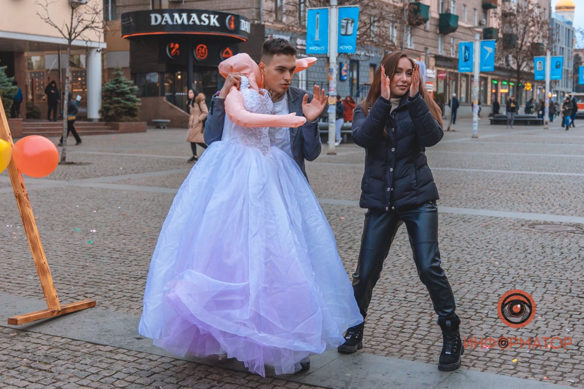 В центре Днепра парень "женился" на резиновой кукле 2