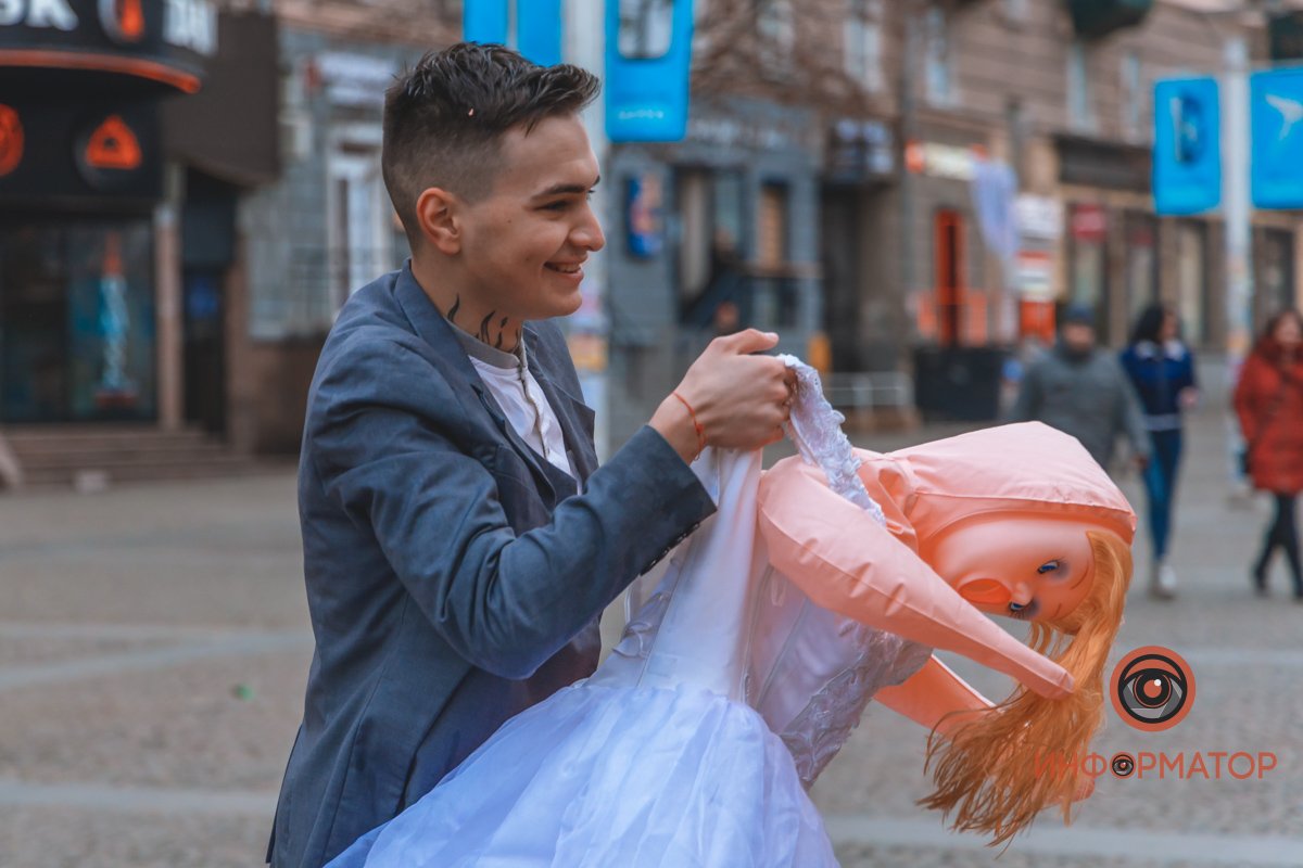 В центре Днепра парень "женился" на резиновой кукле 3