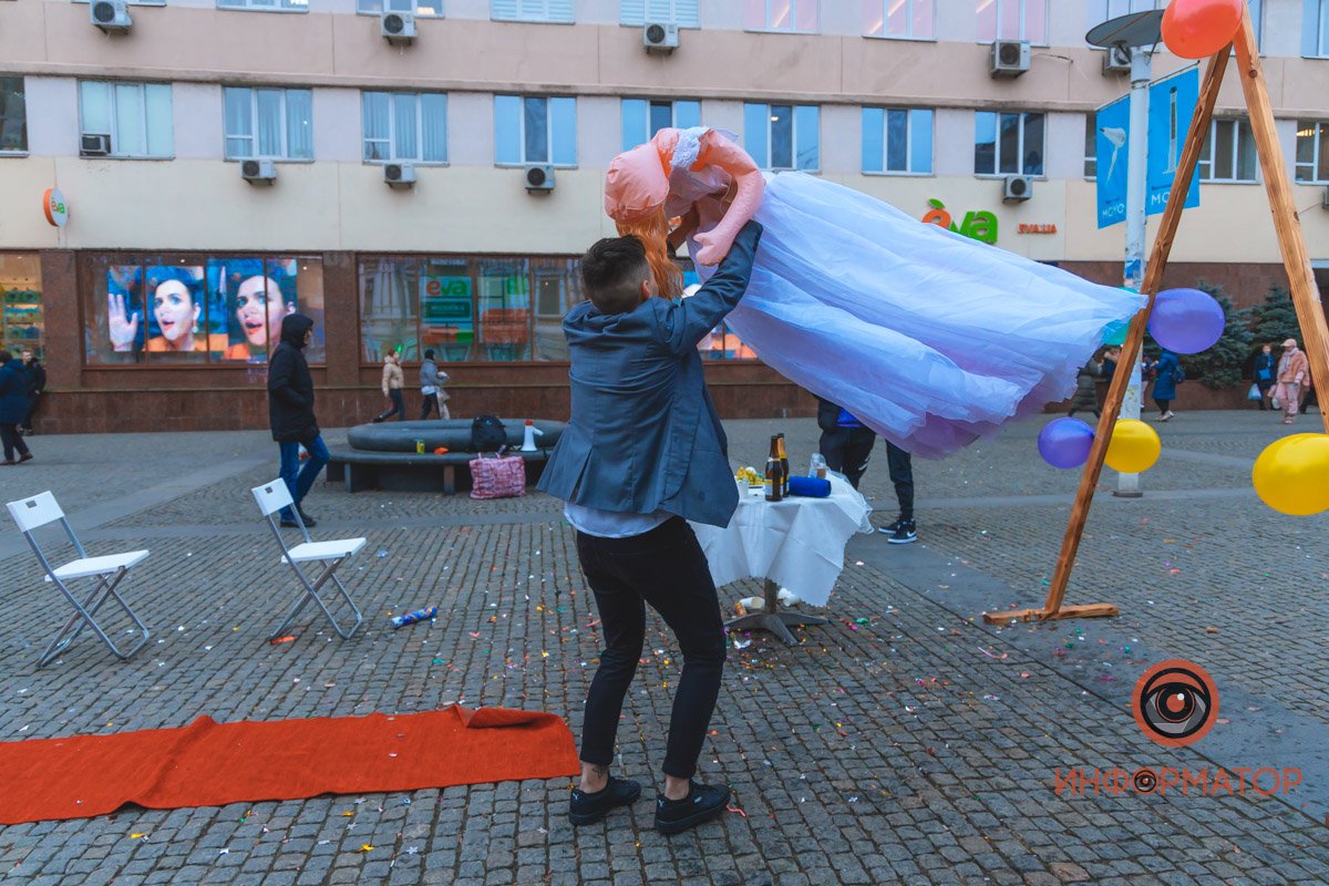 В центре Днепра парень "женился" на резиновой кукле 5