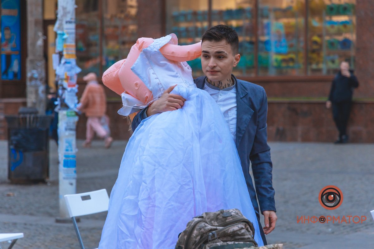 В центре Днепра парень "женился" на резиновой кукле 6