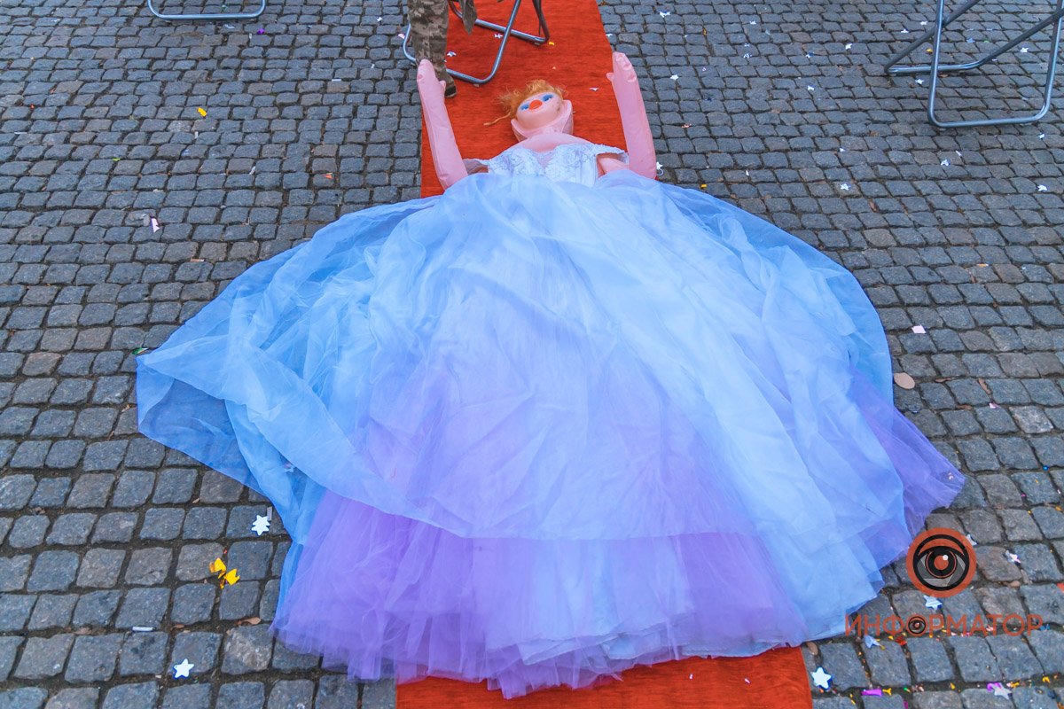 В центре Днепра парень "женился" на резиновой кукле 8