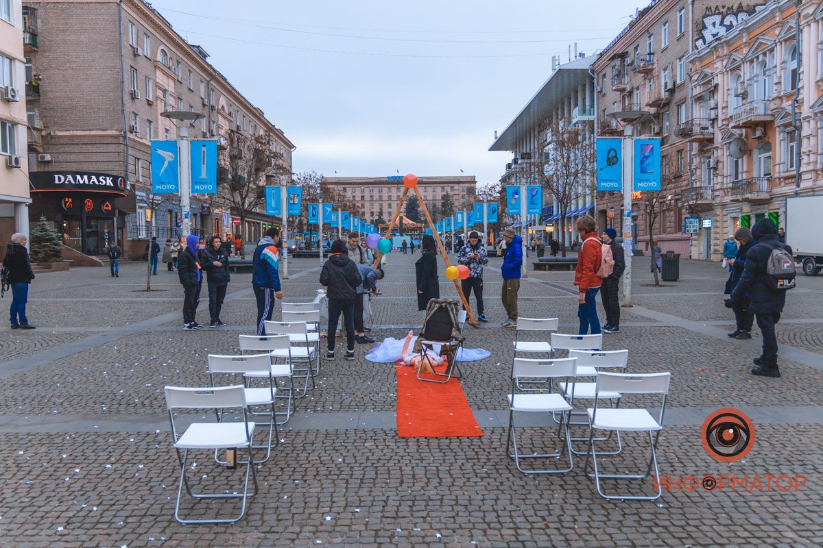 В центре Днепра парень "женился" на резиновой кукле 9