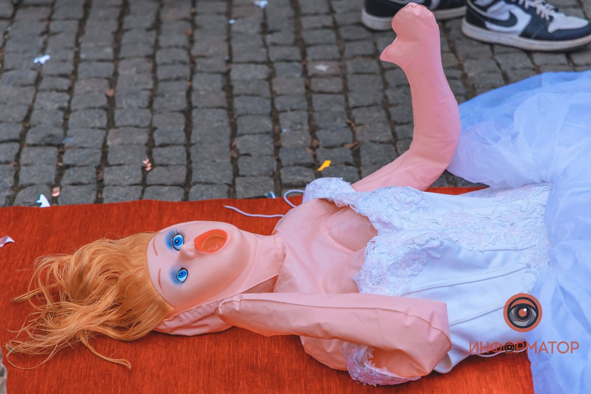 В центре Днепра парень "женился" на резиновой кукле 10