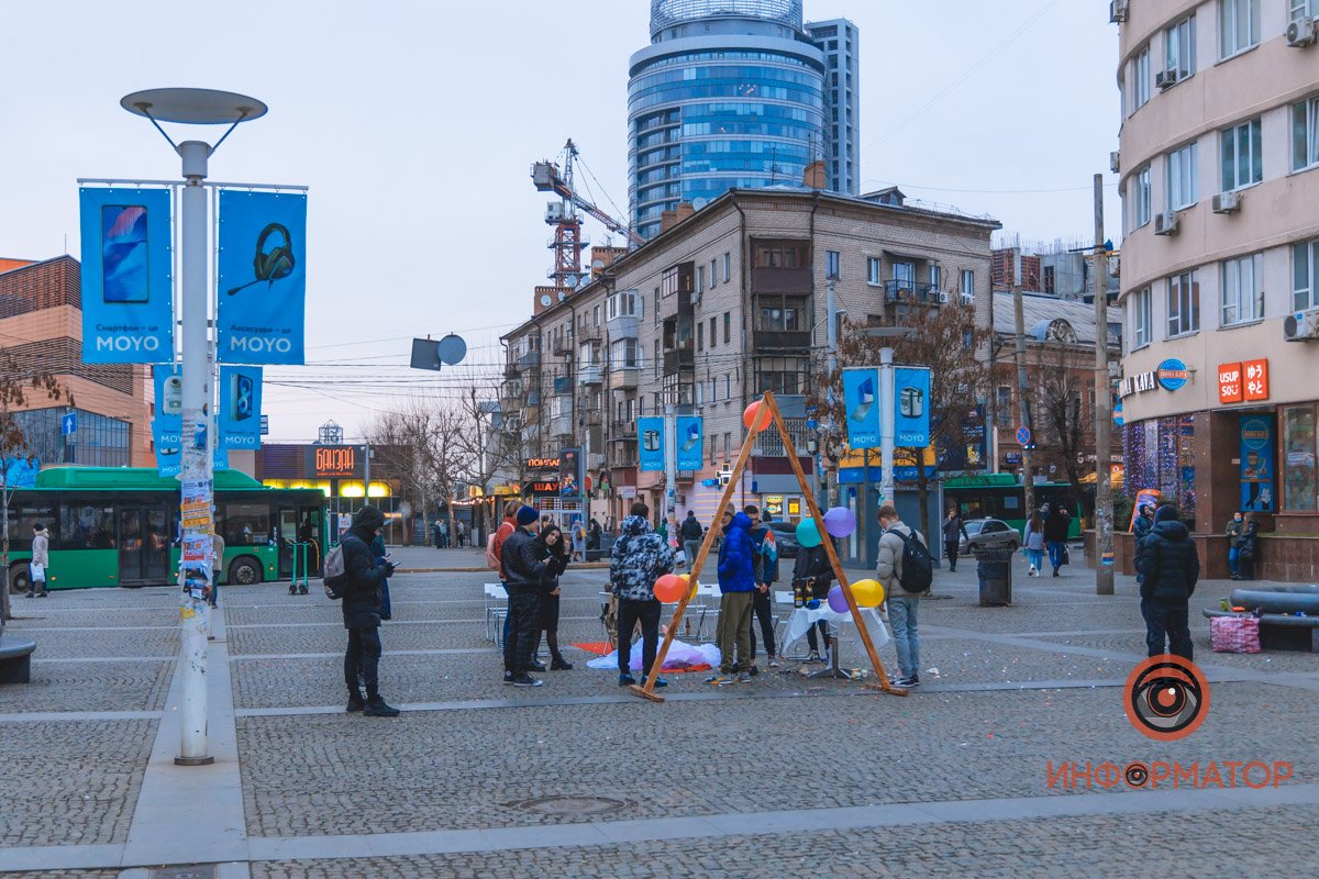 В центре Днепра парень "женился" на резиновой кукле 11